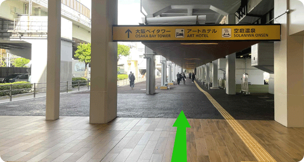 改札出たところをまっすぐ（北向き）進みます。