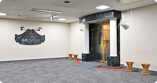 こちらのエレベーターで6階に上がります。エレベータを降りると左です。