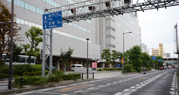 JR大阪環状線 弁天町駅 北出口から連絡通路で大阪ベイタワーイーストの2階へ進みます。