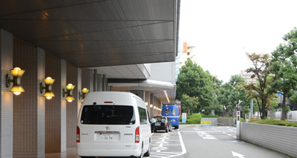 右手に空庭温泉の入り口が見えます。その角を左に曲がります。