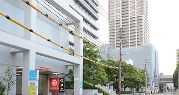 アトリウム広場を右手に見ながら進むとエレベーターが右側にあります。