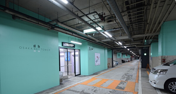 こちらのエレベーターで6階に上がります。 エレベータを降りると左です。