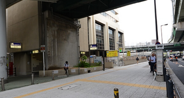 降りた正面に地下鉄弁天町駅のコンコースに上がる階段とエレベーターがございます。こちらを利用して、連絡橋をご利用いただくとわかりやすいです。