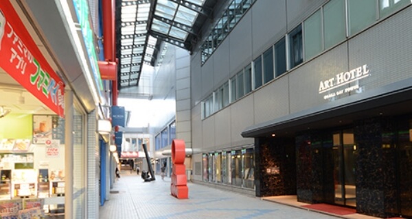 左手にコンビニ、右側にはアートホテルがありますので直進します。正面に空庭温泉の看板があります。